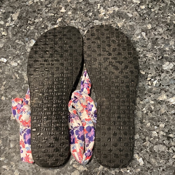 Sanuk 9/10 yoga mat sandals - Picture 3 of 3